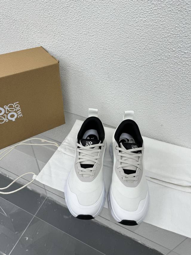 男女款 糖果色 罗意威 Loewe 杨幂同款复古乐福鞋 鞋面：滴胶工艺科技面料 内里: 透气网布 舒适 灰白色 Loewe秋日超百搭乐福鞋杨幂同款 这款舒服又百